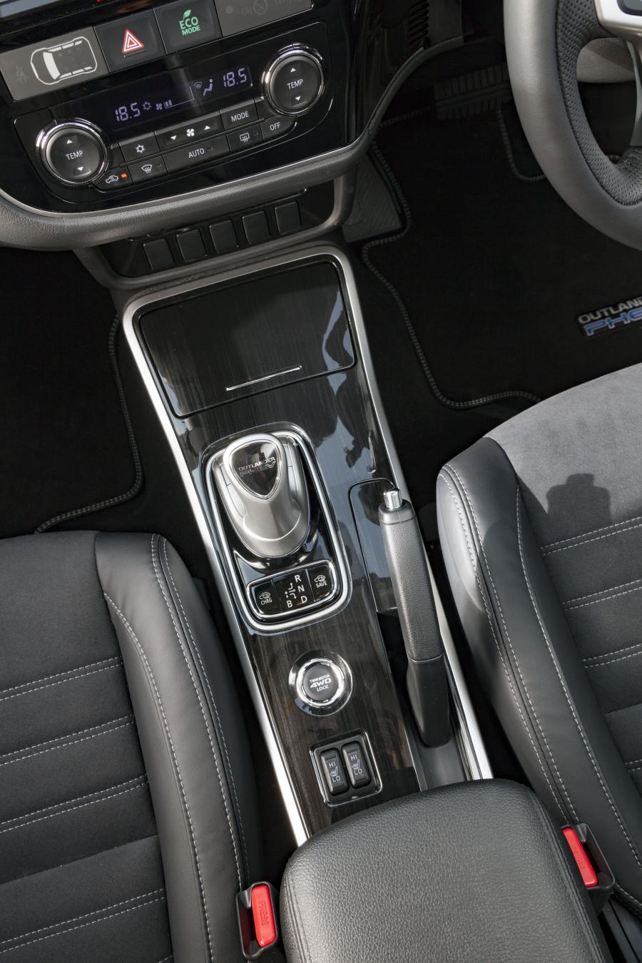 Детали интерьера Mitsubishi Outlander PHEV Juro 2016 года  (UK) (фото 42 из 46)